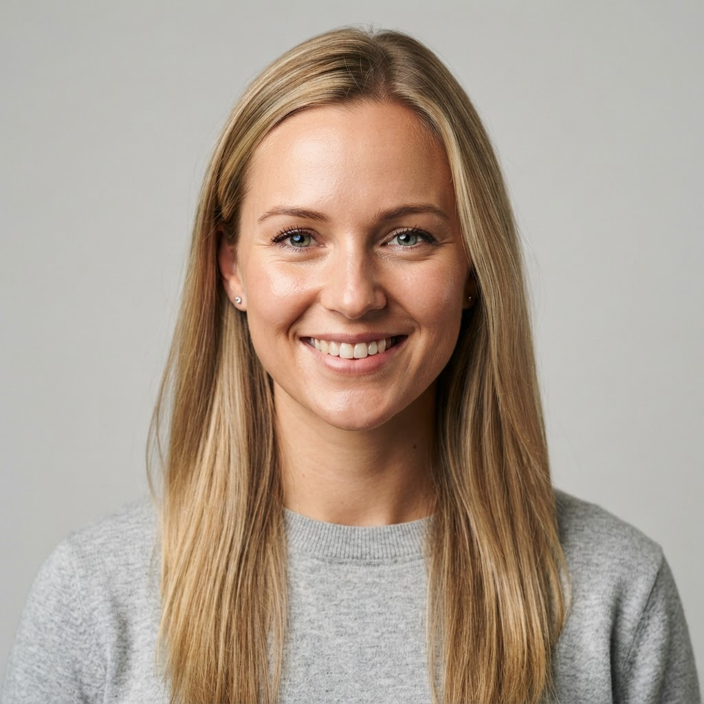 Shopper with blonde hair in a grey sweater